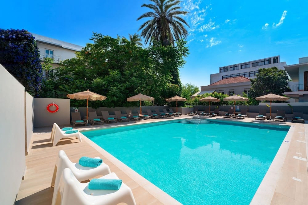 Amphitryon City Hotel
