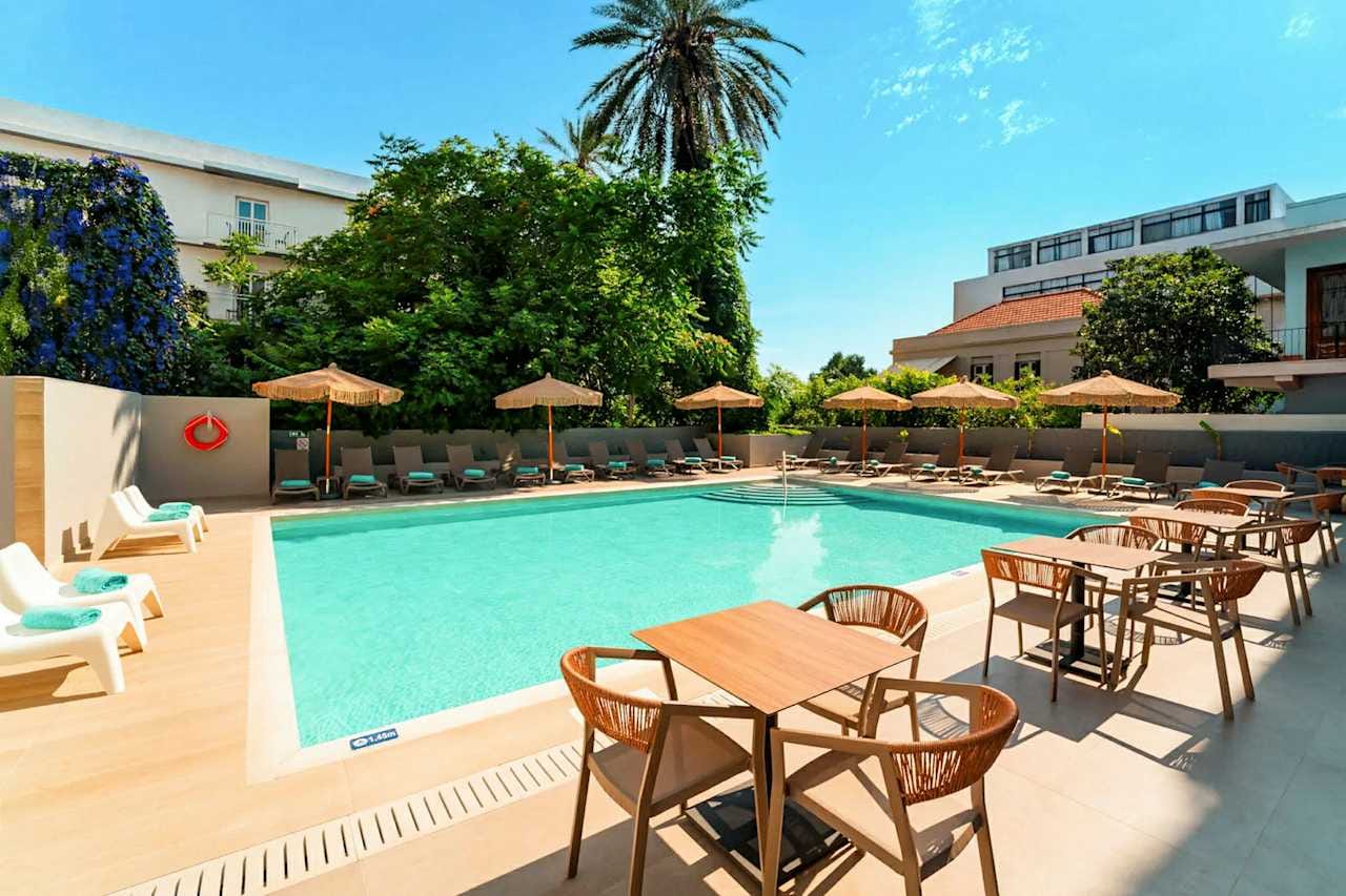 Amphitryon City Hotel