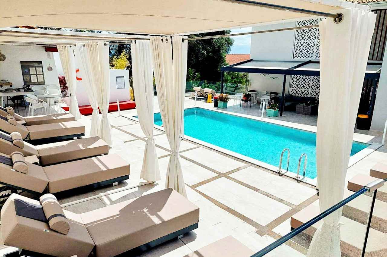 Theros suites