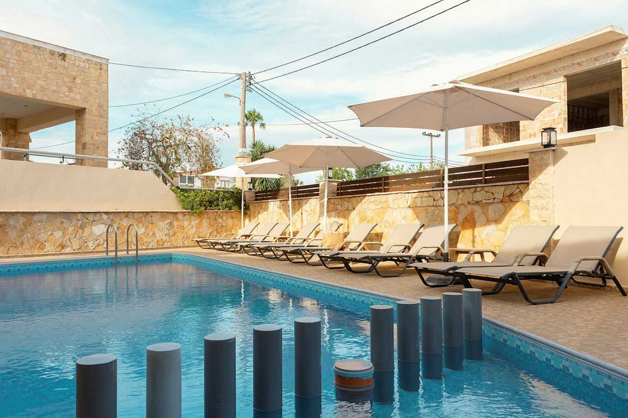 Nikolas Suites