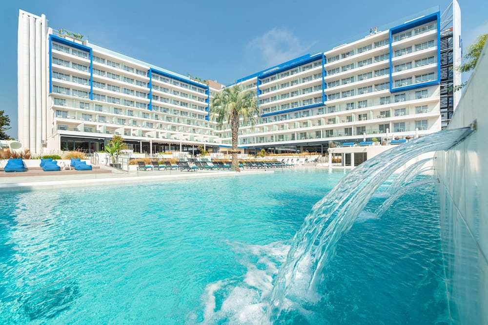 L'Azure Hotel