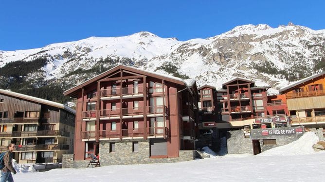 Ski-In/Ski-Out Apartment for 4 - Le Pied de Pistes Residence with Balcony