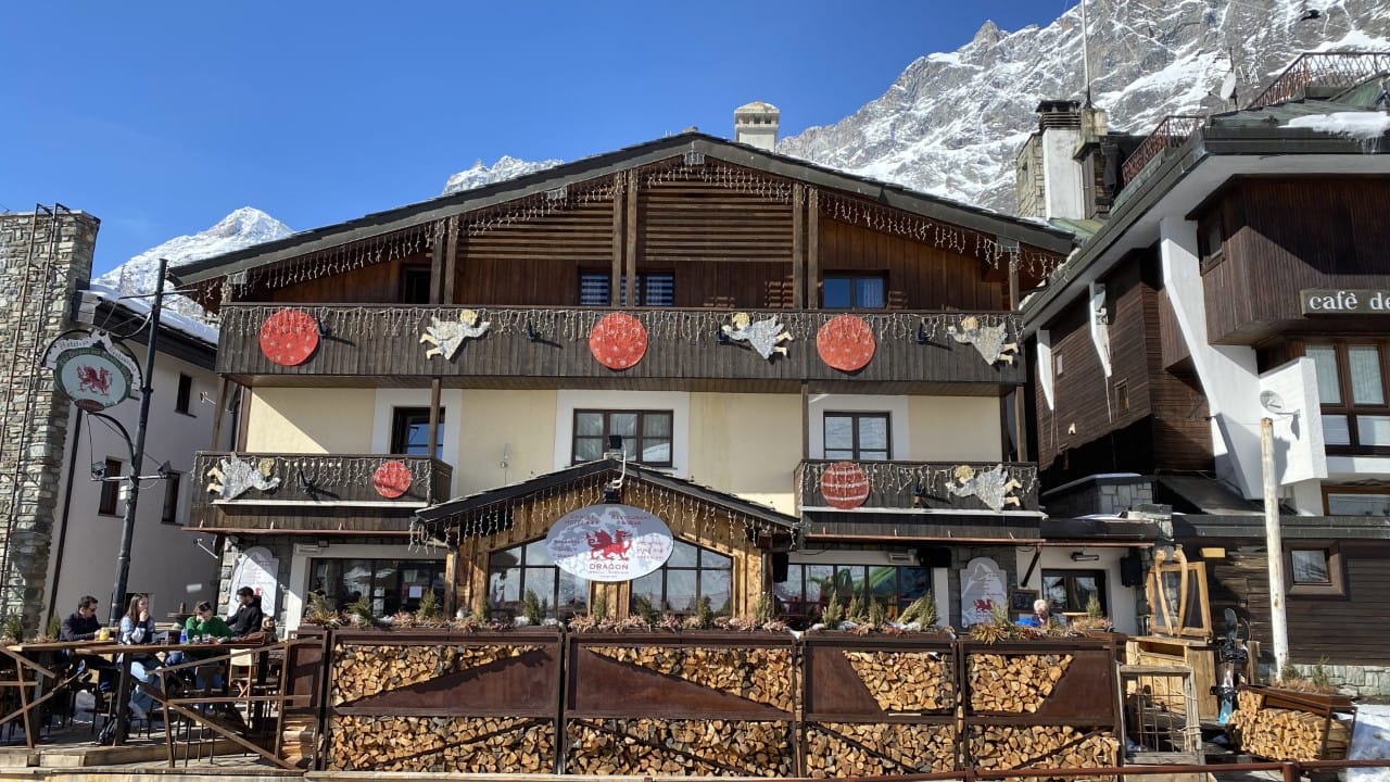 Chalet Hotel Dragon Restaurant & Bar